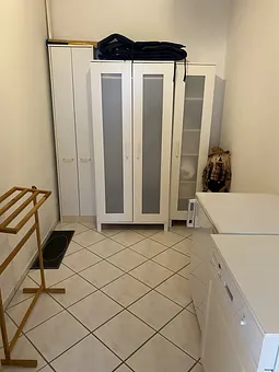 Hauswirtschaftsraum mit Tiefkühlschrank & Geschirrspüler