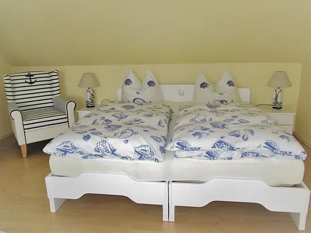 Wohn.- u. Schlafraum im maritimen Look, Doppelbetten mit herrlichen Daunenbetten und 7-Zonenkomfortmatratzen