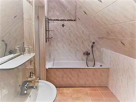 Badezimmer mit Badewanne und Fußbodenheizung