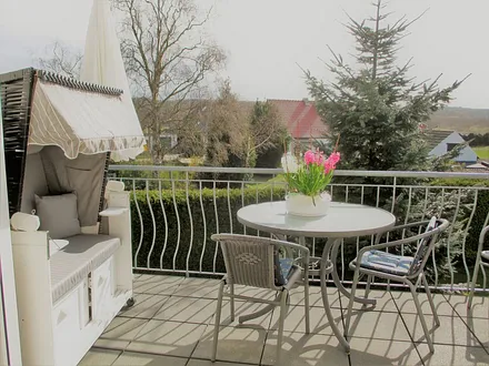 Entspannen Sie im Strandkorb auf unserem sonnigen und ruhigen Balkon und schauen Sie auf unsere Wiesen und  unsere Wälder