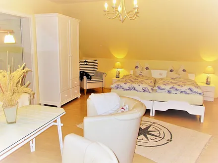 Blick in den großzügigen kombinierten  Wohn und Schlafraum