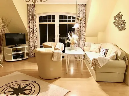  Blick zum Panoramafenster/Balkontür und zur  Leder- Couchecke im creme-weißen Ton