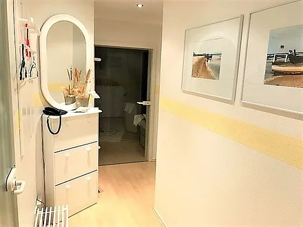 großzügiger Flur mit Garderobe