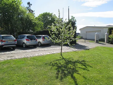 Ein Parkplatz pro Fewo auf unserem abgeschlossenen Grundstück ist kostenfrei