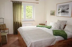 Schlafzimmer, Doppelbett sehr bequemer hoher Einstieg