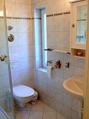 Badezimmer, Dusche, WC,Waschbecken Fön usw.