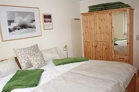 Schlafzimmer, mit Spiegelschrank