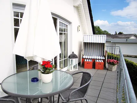 Genießen Sie von diesem herrlich großen sonnigem Südbalkon mit Strandkorb eine Aussicht auf unsere Wiesen und Wälder ( Panoramafenster/Eingang zum Wohnzimmer) 
