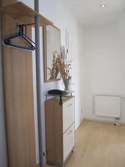 heller Flur mit Garderobe und zusätzl. Abstellraum ( für Strandtasche, Koffer usw.)