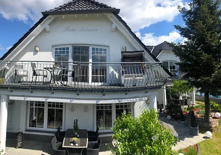 Blick auf Ihren großen Balkon mit Strandkorb 
