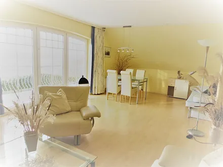 Blick vom großen Panoramafenster zur Eßecke mit zusätzlicher Schlafcouch, auch hier Fußbodenheizung