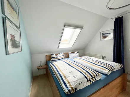 Blick SZ- großes Doppelbett mit herrlichen Daunenbetten (24cm hohe 7 - Zonenkomfortmatratze, mit Velux-Fenster(Insektenschutz u. Verdunklung  im Rahmen installiert)