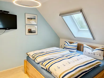 Schlafzimmer- Blick ..... mit TV, höhere Seniorengerechte Liegehöhe, Kopf und Fußteilhöhe einstellbar