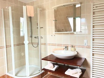 großzügiges Badezimmer mit Dusche u. Fußbodenheizung