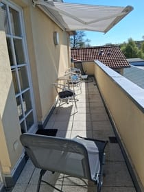 9 Meter Südbalkon; ganztags Sonne. Mit elektrischer Markise. 