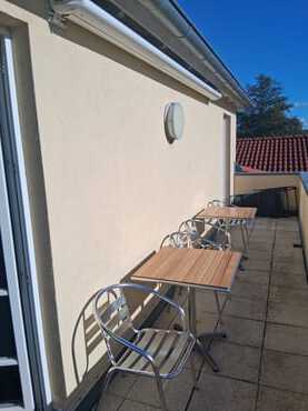 9m Südbalkon mit elektrischer Markiese und neuen Möbeln.