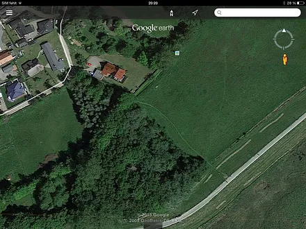 Haus am Strom aus der Vogelperspektive 