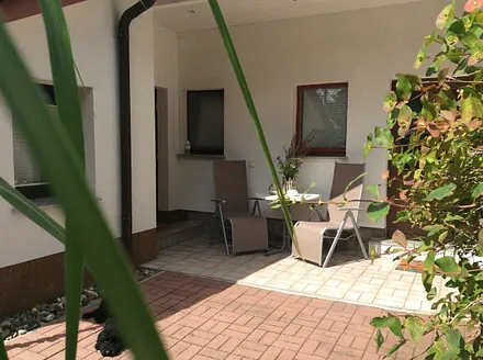 separater Eingang mit Terasse 