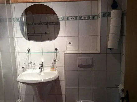 Bad mit Dusche,Waschbecken,WC,Fön