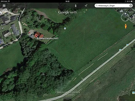 Haus am Strom aus der Vogelperspektive 