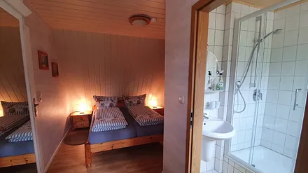 Dusche/WC vom Schlafzimmer aus begehbar