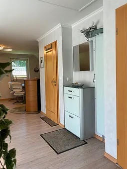 Eingangsbereich mit moderner Flurgarderobe