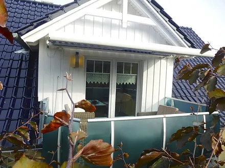 Inspirierender grosszügiger Sonnenbalkon mit Markise