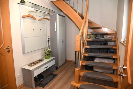 großer Eingangsbereich mit Flurgarderobe