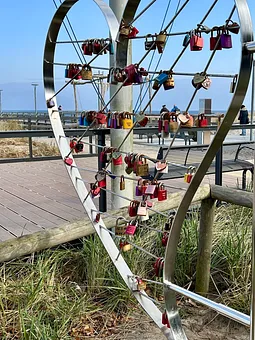 großes Herz vor der Seebrücke mit Liebesherzen