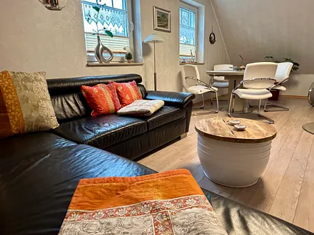 Wohnzimmer mit großem Essbereich