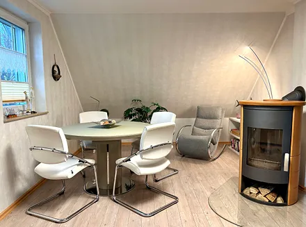 gemütliche Sitzecke  mit Esstisch und Schaukelstuhl