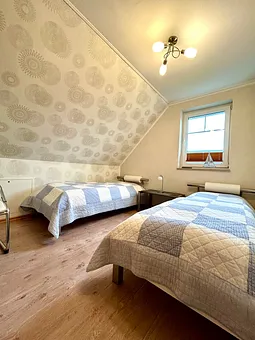 Schlafzimmer mit zwei Einzellbetten