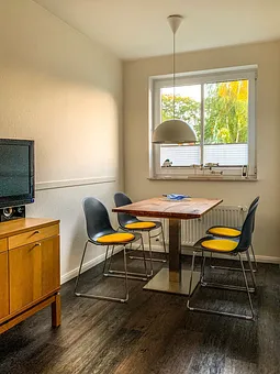 Wohn-/ Essbereich mit Zugang zum sonnigen nach südwesten ausgerichteten Balkon und LCD-TV, CD/DVD Player