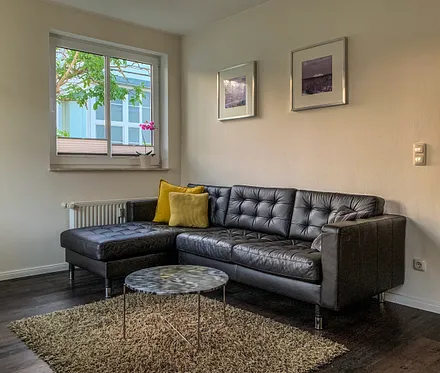 Wohnbereich mit Zugang zum Balkon