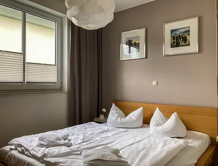 Schlafzimmer mit Doppelbett 1.60 x 2.00 m