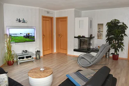 Wohnzimmer mit Schaukelstuhl zum wohlfühlen vor dem Kamin