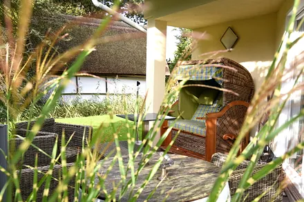 Sonnige Aussenterrasse mit Strandkorb