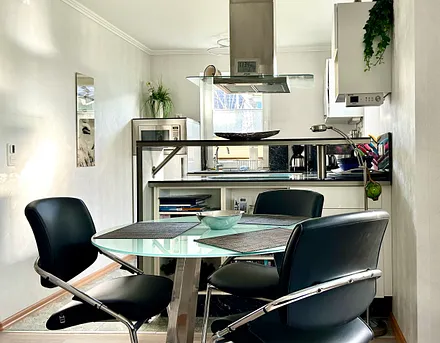 Die Küche lädt zum gemütlichen Essen und Trinken ein