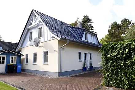 Das "große Niedliche " Vorderansicht mit Fahrradschuppen und Parkplätze