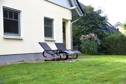 Liegestühle im Grünen zum relaxen