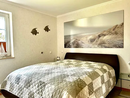 Schlafzimmer mit  Doppelbett und großem Schrank