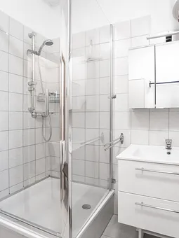 Villa See-Eck FeWo Erdgeschoss - Badezimmer mit Dusche/WC