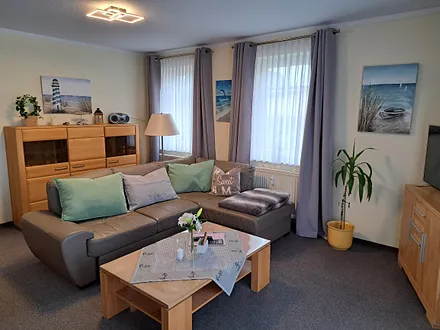 Wohnzimmer kombiniert mit Küche 