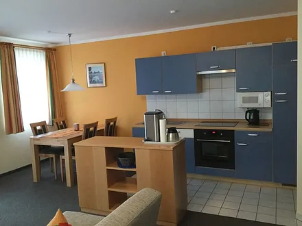 Die Küchenzeile mit Esstisch 