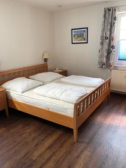 Schlafzimmer mit Doppelbett 180x200