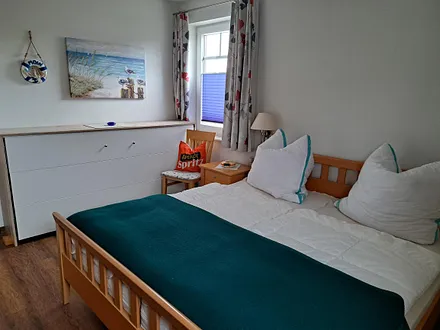 Schlafzimmer Doppelbett und Wandklappbett
