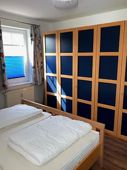 Großer Kleiderschrank im Schlafzimmer