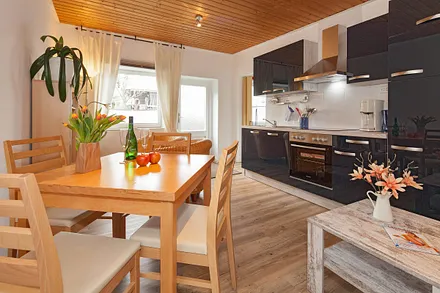 Gartenhaus der Villa See-Eck - Whg. Seestern (EG) - Wohnzimmer - Ansicht 1