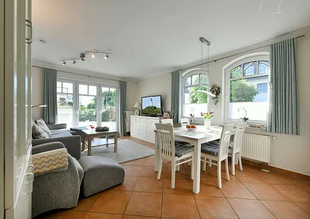 Wohnzimmer mit TV, HIFI-Anlage, DVD-Player, kostenloses WLAN