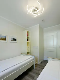 Schlafzimmer mit 2 Einzelbetten und Kleiderschrank